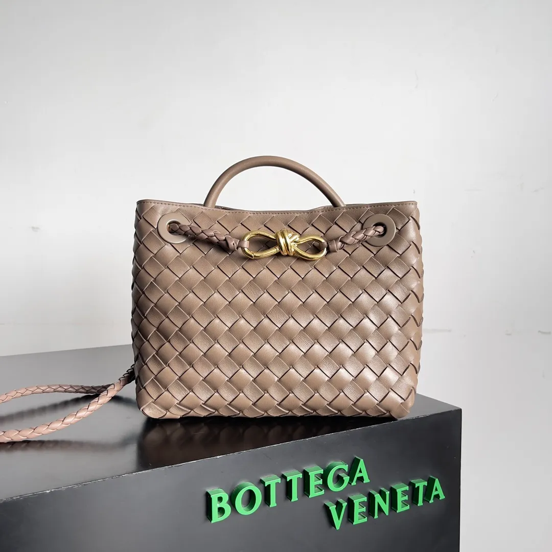 The 2023 new Andiamo batch of 1860 BV has been shipped‼ ️Really popular🔥The new Andiamo woven handbag launched by Bottega Veneta this season is really popular all over the world! ! Celebrities at home and abroad have worn it, and Oscar-winning actress Michelle Yeoh has taken it out on the street. Song Jia, Trai Yara, Yu Feihong, Sanji Ayaka, Rosie Hunting-Whiteley, Yoshioka Riho, etc. have all picked up this bag. It is classic and versatile, showing off its temperament, and the bag capacity is also large, which is very convenient for daily commuting! ! A variety of carrying methods, the shoulder straps can be adjusted by yourself, the original lambskin feels soft and delicate, and the neutral style is made to break gender boundaries and bring a more practical and longer-lasting use experience. Andiamo, which has both elegant and casual styles, perfectly interprets the true appearance of "fashionable old money style". Style number: 743568 Size: 25*22*10.5cm